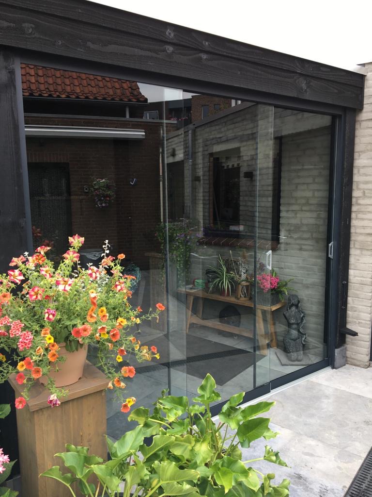 Overkapping met glas en beplanting